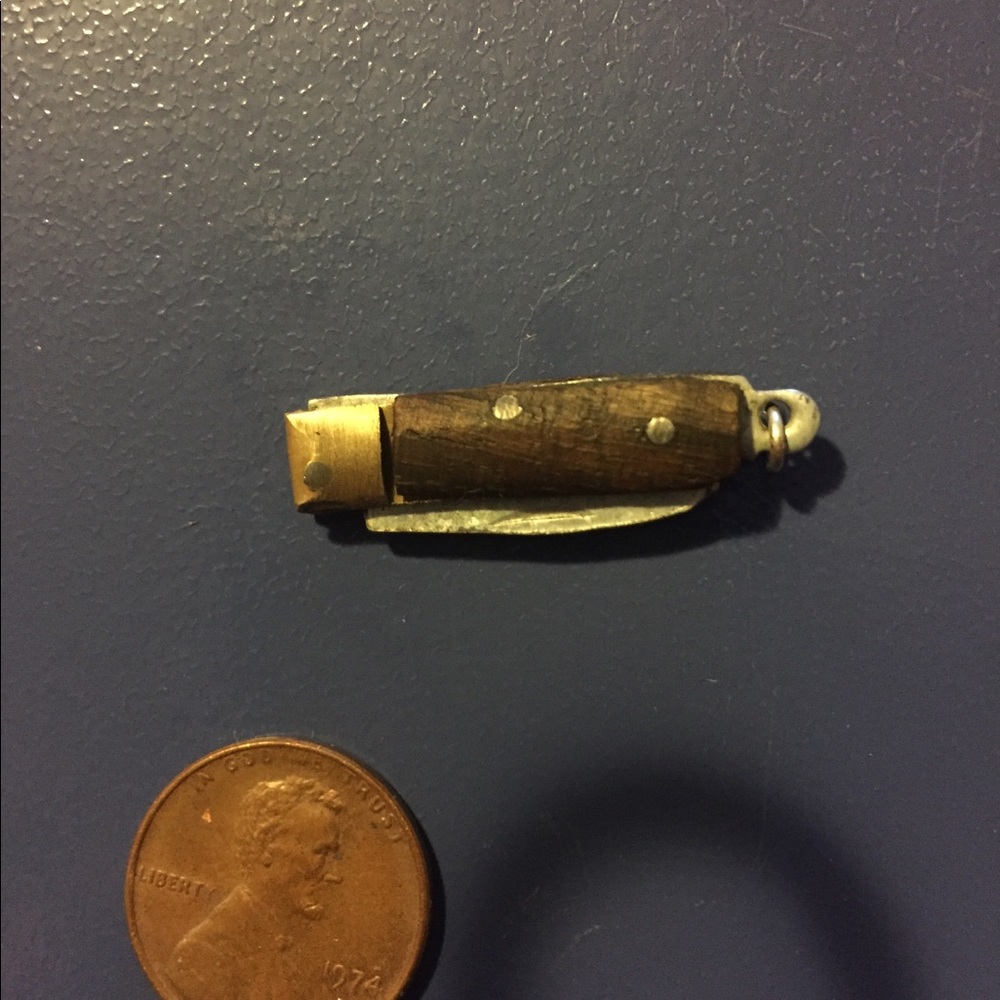 Mini fully functional knife pendant